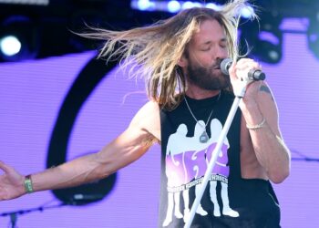 dave-navarro-“didn’t-pick-up-the-guitar-for-about-a-year”-after-taylor-hawkins’-death