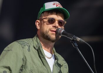 uni-life:-blur’s-damon-albarn-receives-honorary-degree-from-university-of-exeter