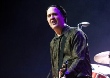 krist-novoselic-plays-with-nirvana-&-foo-fighters-cover-band