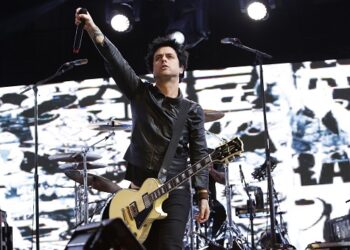 jedi-of-suburbia:-mark-hamill-starring-in-green-day’s-upcoming-“corvette-summer”-video