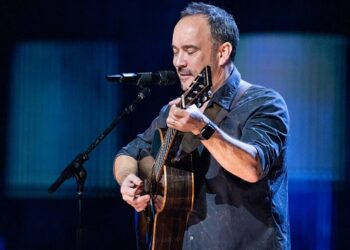 dave-matthews-performing-at-2024-farm-aid