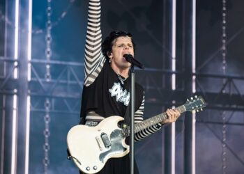 yungblud-launches-signature-epiphone-sg-junior-guitar