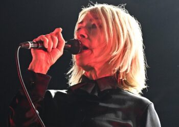 brat-in-the-heather:-kim-gordon-dances-to-charli-xcx’s-“apple”