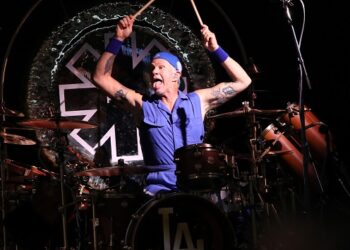 watch-rhcp’s-chad-smith-hear-&-play-bring-me-the-horizon’s-“can-you-feel-my-heart”-for-first-time