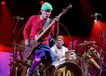 rhcp’s-flea-reads-story-about-lost-otter-in-‘﻿yo-gabba-gabbaland!’﻿-clip