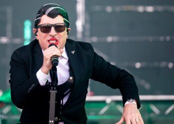 maynard-james-keenan-mashes-up-puscifer-with-corey-feldman-guitar