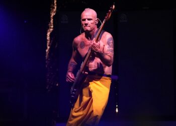 rchp’s-flea-recalls-snowboarding-“stark-naked”-with-woody-harrelson:-“i-have-footage”