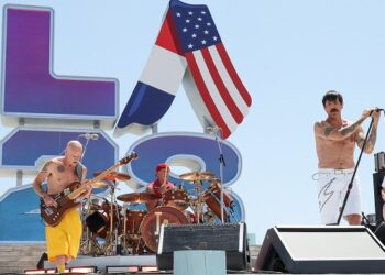 “can’t-stop”-selling-tickets:-red-hot-chili-peppers-earn-third-biggest-rock-tour-of-the-2020s