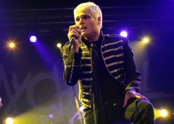 watch-the-blue-man-group-play-along-to-my-chemical-romance’s-“welcome-to-the-black-parade”