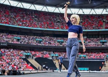 hayley-williams-channels-freddie-mercury-during-paramore’s-eras-tour-wembley-run