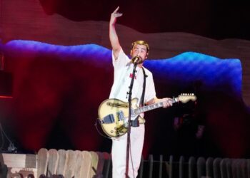 noah-kahan-posts-“live-from-fenway”-track,-leading-to-live-album-speculation