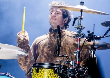 the-craving-(for-treats):-watch-josh-dun’s-dog-join-twenty-one-pilots-on-tour