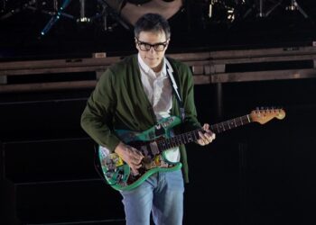 anyway,-here’s-weezer’s-rivers-cuomo-covering-“wonderwall”