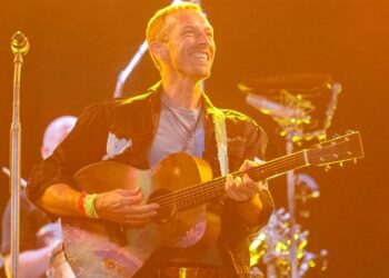 watch-coldplay’s-chris-martin-&-“we-pray”-collaborators-perform-on-dublin-street