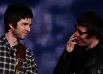 why-did-oasis’-noel-&-liam-gallagher-break-up?-“because-he-stole-my-teddy-bear”