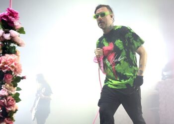 the-used’s-bert-mccracken-announces-robbietheused-solo-tour