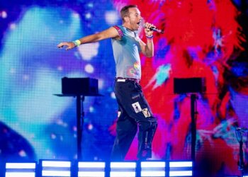 newlywed-couple-premieres-new-coldplay-song-during-wedding