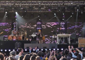 incubus-drummer-“love[s]”-playing-with-new-bassist,-nicole-row:-“she’s-a-bada**-player”