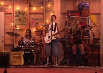 maneskin’s-victoria-de-angelis-plays-with-halsey-during-vmas