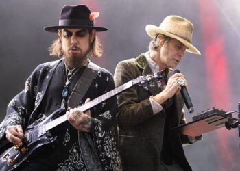 jane’s-addiction-concert-ends-in-altercation-between-perry-farrell-&-dave-navarro