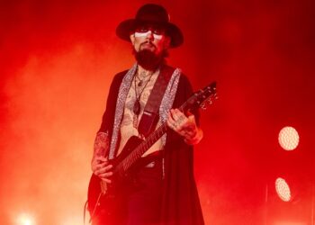 dave-navarro-shares-“goodnight”-post-following-jane’s-addiction-onstage-fight