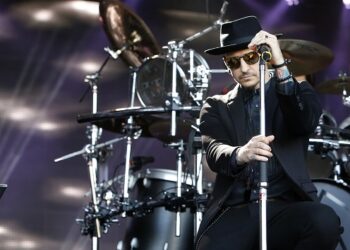 chester-bennington’s-mother-feels-“betrayed”-by-linkin-park’s-comeback:-“they-didn’t-let-me-know”