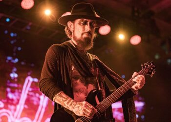 dave-navarro-deems-taylor-swift-shirt-wearing-jane’s-addiction-fan-“punk-rock”