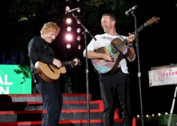 watch-ed-sheeran-and-coldplay’s-chris-martin-trade-songs-at-global-citizen-fest