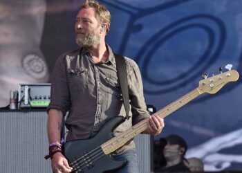 founding-porno-for-pyros-bassist-hopes-perry-farrell-“gets-help”