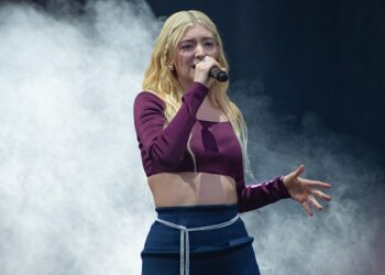 what’s-lorde-teasing-in-black-eye-“dyhts”-post?