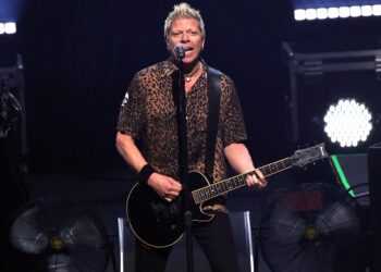 watch-the-offspring’s-dexter-holland-join-the-beach-boys-at-oceans-calling