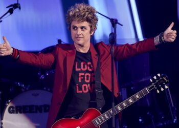watch-green-day-perform-on-american-music-awards-50th-anniversary-special