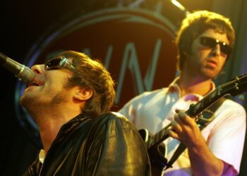 reunited-oasis-won’t-be-giving-interviews:-“we’re-scared-of-the-media-asking-us-intrusive-questions”