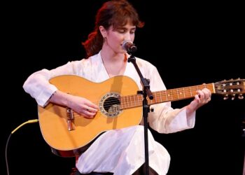 clairo-tells-“yelling”-male-concertgoers-to-“be-respectful-of-me-and-other-people-in-the-audience”