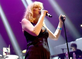 courtney-love-“faked”-her-way-through-conversation-about-muse-with-coldplay’s-chris-martin