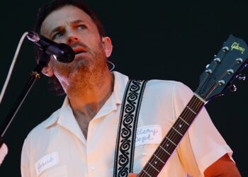 kings-of-leon-pay-tribute-to-the-crew-in-new-“m-television”-video