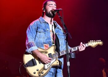 raised-out-in-the-cold:-noah-kahan-announces-northern-attitude-collection-with-ll.-bean