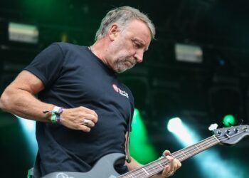 peter-hook-&-the-light-playing-new-order’s-﻿’get-ready’-﻿in-full-on-2025-tour
