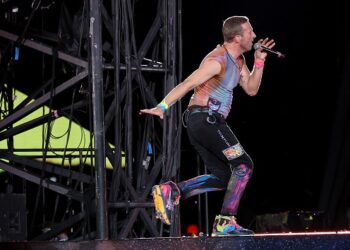 chris-martin-pulls-an-olivia-rodrigo-&-trips-onstage-in-australia