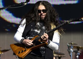 show-me,-show-me,-show-me-coheed-and-cambria’s-claudio-sanchez-covering-the-cure’s-‘just-like-heaven’