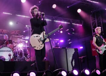 watch-unearthed-video-of-green-day’s-2004-‘﻿late-show’﻿-performance-of-“american-idiot”