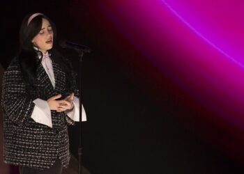 billie-eilish-dedicates-‘your-power’-to-‘all-the-women-out-there’-in-first-post-election-concert