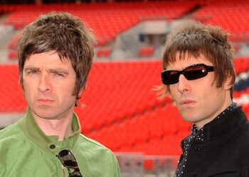 six-hour-ambient-mix-of-oasis’-‘champagne-supernova’-to-soundtrack-photography-exhibit