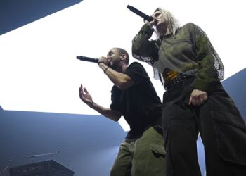 linkin-park-livestreaming-beginning-of-release-day-show-in-brazil