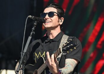 iris-goes-emo:-dashboard-confessional-announces-tour-supporting-goo-goo-dolls