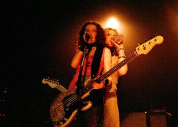 hole’s-courtney-love-&-melissa-auf-der-maur-reunite-on-new-070-shake-album