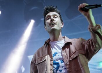 bastille’s-dan-smith-prepares-‘something-a-bit-different’-for-”&’-(ampersand)’-shows