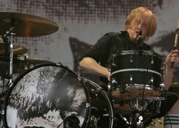 mcr’s-frank-iero-reflects-on-relationship-with-bob-bryar:-‘an-enigma-of-sorts’