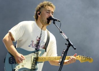 sam-fender-has-hemorrhaged-right-vocal-cord:-‘i’m-absolutely-heartbroken’