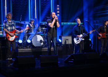 michael-shannon-&-jason-narducy-perform-rem.’s-‘driver-8’-ahead-of-‘fables-of-the-reconstruction’-tour